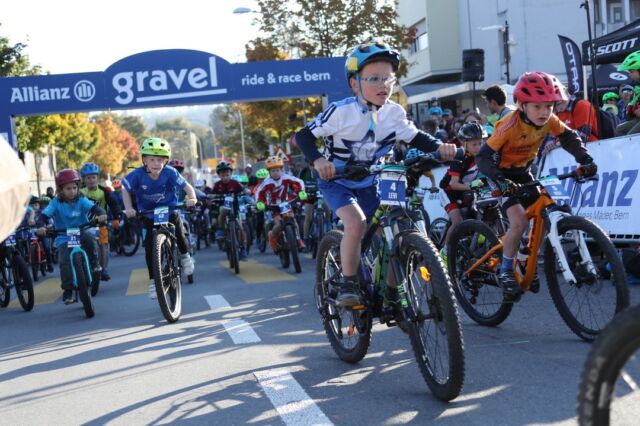 Noch genau 21 Wochen bis zum Start - für Gross und Klein. 
Für Gravel Ride, Gravel Race und Kids-Cross. 
Bist du noch nicht angemeldet, dann schreibe dich und/oder dein Kind jetzt gleich ein! 
Anmeldungslink findest du in unserer Bio. 
📸: @radsportphotonet 
#gravel #mountainbike #gravelracing #gravellove #gravelcycling #gravelgrinder #gravellife #bettertogether #kids #families #expo #streetfood #gravelbikes #biketest #unpavedapproved #cycling #cyclinglife #cyclinglifestyle #ride #race #bern