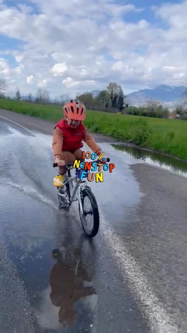 There is no bad weather! It just takes the right attitude! 😎✌🏼
🎥: @christoph_sauser
#gravel #mountainbike #gravelracing #gravellove #gravelcycling #gravelgrinder #gravellife #bettertogether #kids #families #kidscross #familyride #expo #streetfood #gravelbikes #biketest #unpavedapproved #cycling #cyclinglife #cyclinglifestyle #ride #race #bern