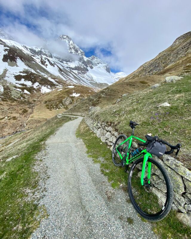 Do you need some gravel inspiration? 🧡😉
The head of our organisation @cro_crossroads went on a fantastic gravel ride yesterday. His home region @engadin.stmoritz is a real gravel paradise! 😍
Where do you ride this weekend? Where is your favorite gravel region? 
#gravelinspiration #gravel #gravelride #gravellove #adventure #explore #engadin #switzerland