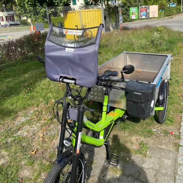 Streckenbeschilderung und Sicherheit dank Cargobikes von @kocherbike! 
Dank der Zusammenarbeit mit dem Cargobike-Spezialisten Kocher Bike in Bern und unserem Partner @bikeonscott, machen wir die gesamte Streckenbeschilderung des Gravel Ride & Race Bern mit E-Cargobikes und E-MTB! 
Unser Ziel: eine Veranstaltung, so nachhaltig wie möglich zu organisieren und die Belastung für Wald, Natur, Tiere und andere Interessensgruppen so gering wie nur möglich zu halten.
#cargobike #ebike #kocherbike #scottbikes #nachhaltigkeit